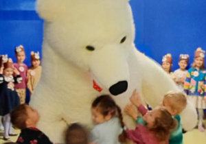 Dzieci tańczą z misiem.