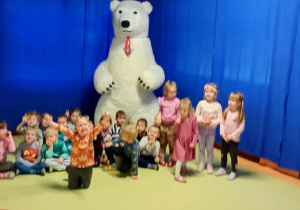 Wspólne zdjęcie dzieci z misiem.