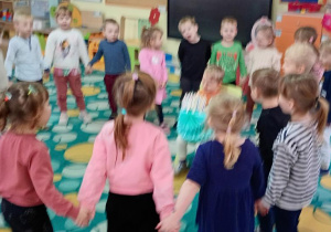 Dzieci śpiewają 100 lat.