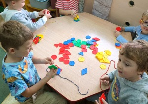 Każde dziecko pracuje we własnym tempie- pełne skupienie
