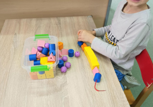 Uczymy się koordynacji ręka- oko poprzez przewlekanie