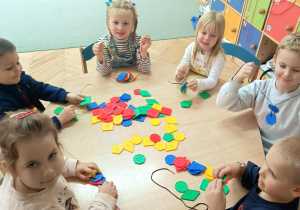 Duże koraliki z kilkoma otworami