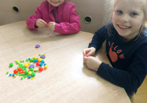 Precyzyjne nawlekanie na sznurek małych koralików