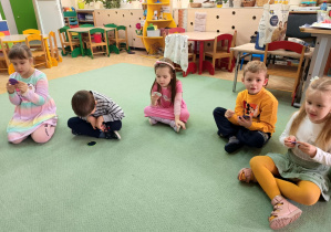 Pierwsze próby samodzielnej artykulacji przed lusterkiem