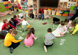 Układanie litery T z pomponów