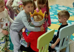 Dzieci składają życzenia kolegom.