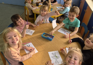 Maluszki kolorują obrazki związane z różnymi hobby