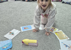 Klaudia ćwiczy prawidłową wymowę poznanych słów