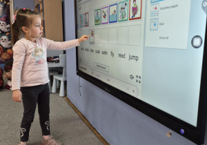 Maja gra na tablicy multimedialnej