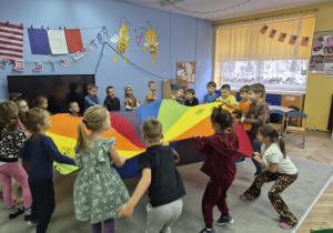 Zabawa integracyjna z chustą