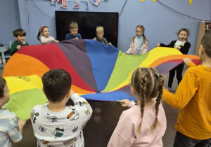 Zabawa z chustą animacyjną, utrwalącjąca kolory