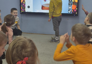 Franek gra na tablicy multimedialnej