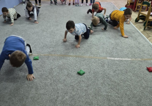 Zabawa ruchowa z użyciem woreczków