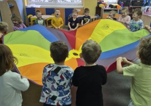 Tygryski podczas zabawy z chustą animacyjną