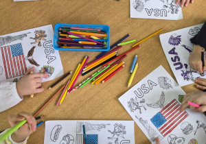 Dzieci kolorują symbole USA