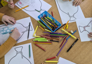 Dzieci podczas tworzenia listów do św. Mikołaja