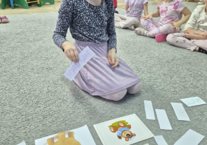 Oliwia dopasowuje nazwę do obrazka