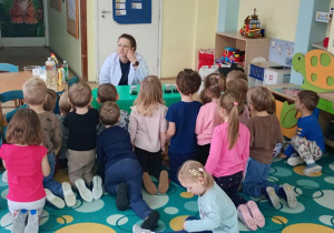 Dzieci oglądają eksperymenty