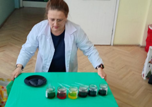 Mama Hani robi doświadzcenie zaczarowane mleko.