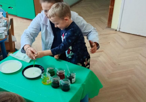 Olek robi doświadczenie zaczarowane mleko.