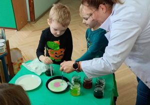 Wiktor robi doświadczenie zaczarowane mleko.