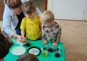 Grześ i Mikołaj robi doświadczenie zaczarowane mleko.