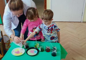 Hania i Wojtek robi doświadczenie zaczarowane mleko.