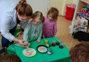 Michalina i Milana robią doświadczenie zaczarowane mleko.