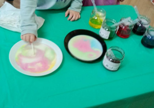 Doświadczenie zaczarowane mleko.