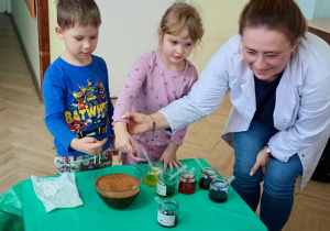 Sara i Staś robią doświadczenie zaczarowany cynamon.