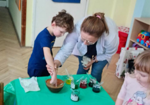 Grześ robi doświadczenie zaczarowany cynamon