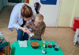 Staś robi doświadzczenie zaczarowany cynamon.