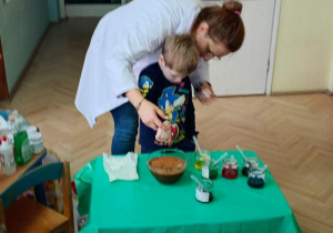 Marcin robi doświadczenie zaczarowany cynamon.