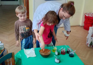 Zosia i Bartek robią doswiadczenie zaczarowany cynamon..