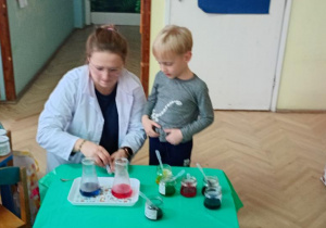 Julek robi doświadzczenie lampa lawa.