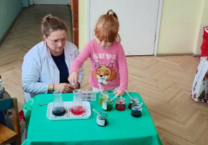 Kornelia robi doświadczenie Lampa lawa.