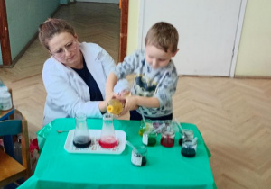 Matvii robi doświadczenie Lampa lawa.