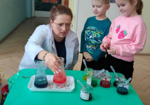 Mariia i Artur robią doświadzczenie Lampa lawa.