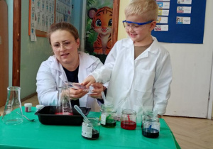 Staś robi doświadzczenie Wulkan.