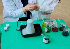 Hania robi doświadczenie Wulkan.