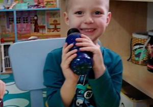 Artur trzyma zaczarowaną butelkę.