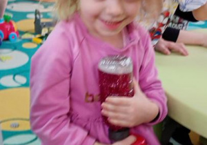 Milana trzyma zaczarowaną butelkę.