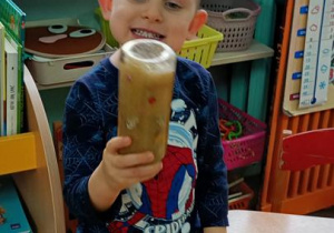 Olek trzyma zaczarowaną butelkę.