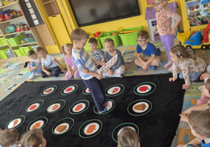 dzieci podczas zajęć