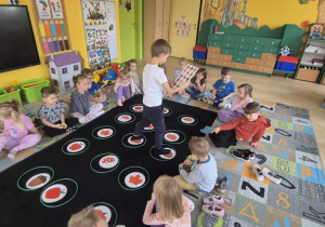 Kostek podczas wykonywania zadania