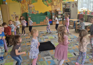 Dzieci podczas zabawy ruchowe