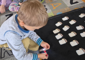 Wiktor podczas zabawy z latarką