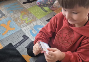 Ignaś podczas zabawy z latarką