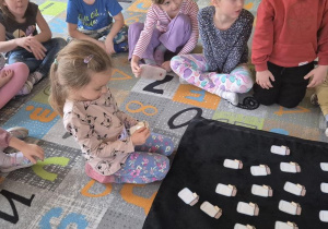 Marta podczas zabawy z latarką