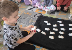 Kostek podczas zabawy z latarką